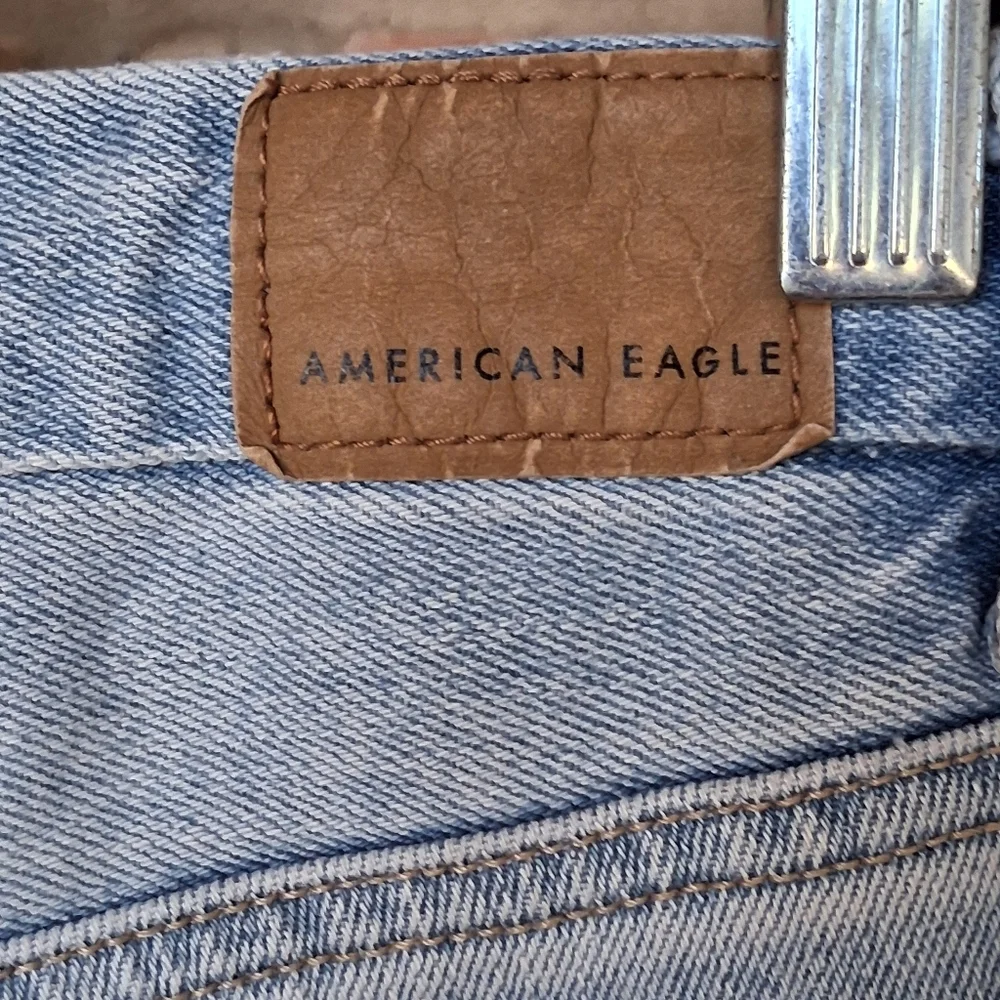 AMERICAN EAGLE CURVY MOM JEANS SIZE 8